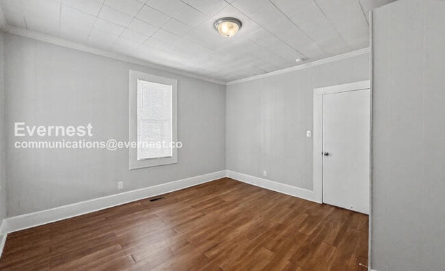 Building Photo - 3 Bed, 1 Bath Home with Off-Street Parking / Pet-Friendly / Available Now!