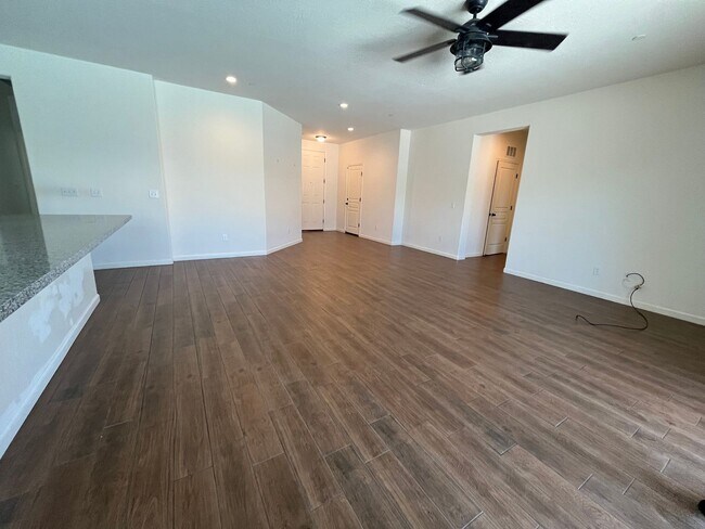 Building Photo - beautiful three bedroom home with sparkling pool in Visalia