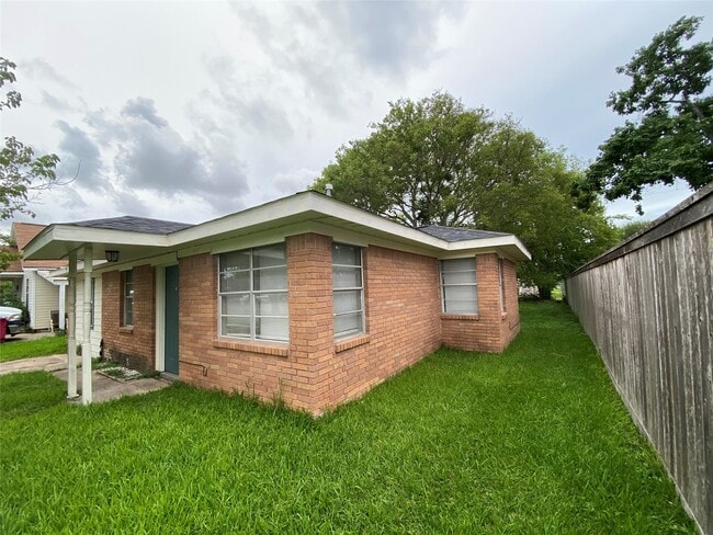 Building Photo - 612 N Avenue B