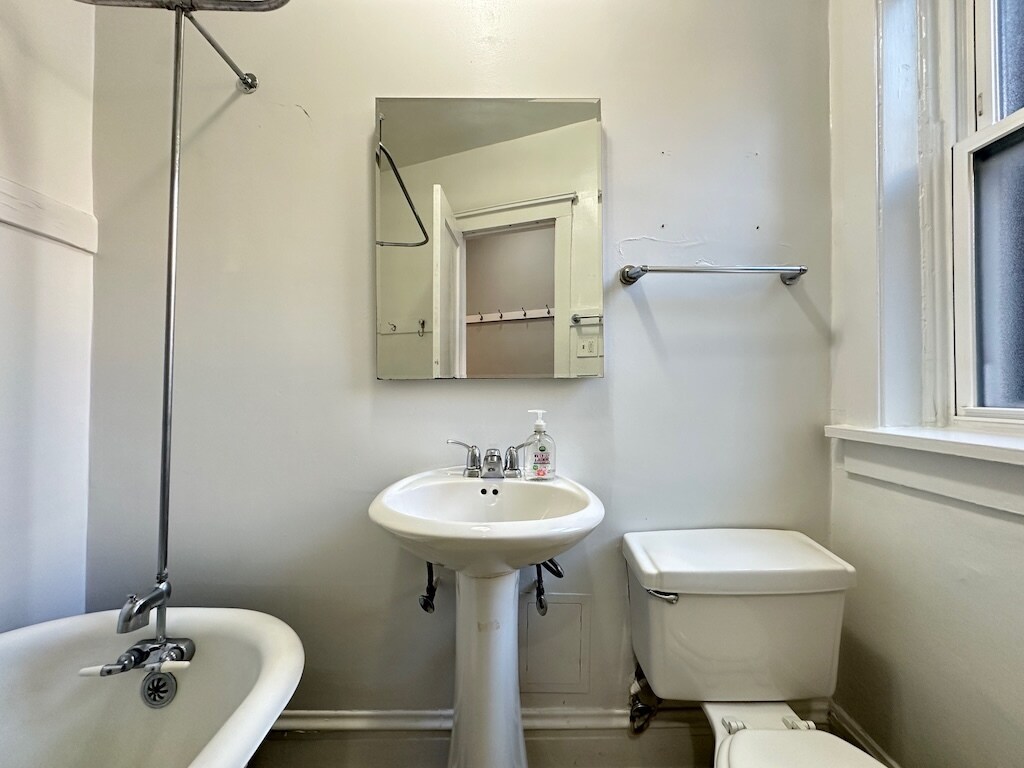 Building Photo - 2306 W Wilson Ave