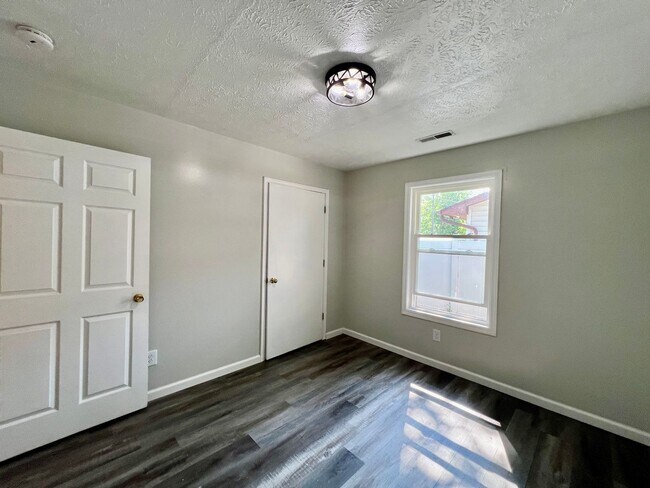 Building Photo - Renovated  3 bedrooms 1 full bath