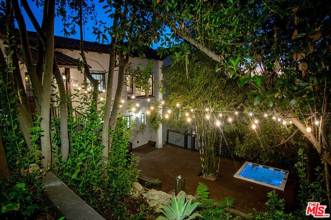 Building Photo - 3475 N Knoll Dr