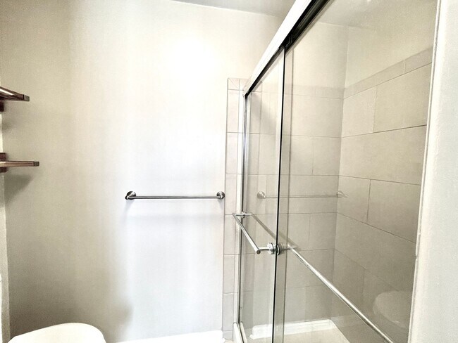Building Photo - Beautiful large Castleton home