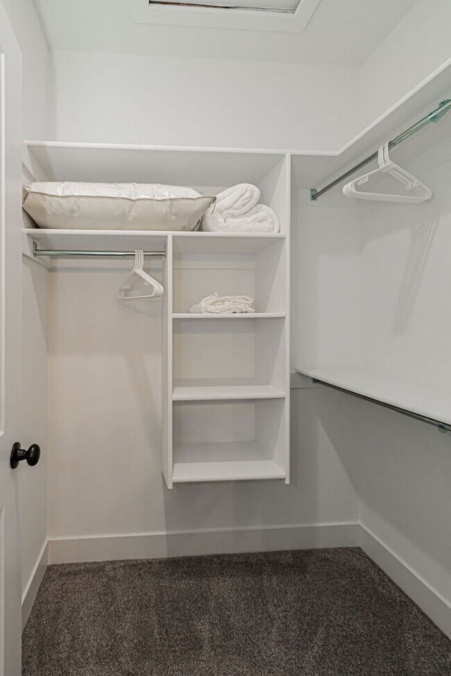 Building Photo - Fully Furnished Townhome – Utilities & WiF...