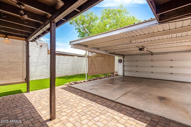 Building Photo - 425 W Pebble Beach Dr