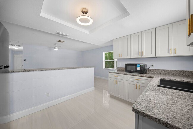 Building Photo - 5454-5456 8th Ave Fort Myers