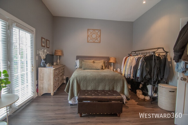 Building Photo - 2733 N Wayne Ave