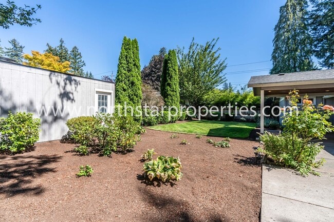 Building Photo - Garden Home Charmer