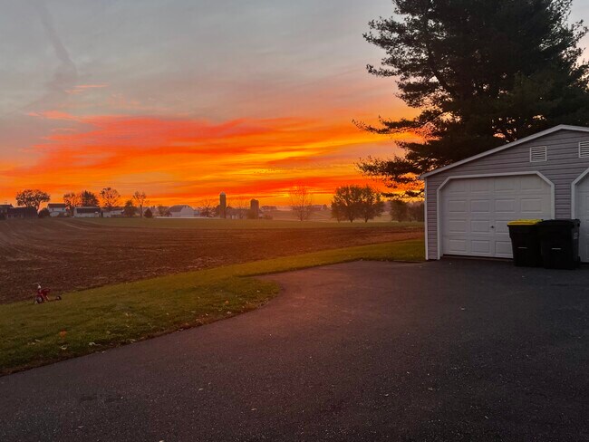 Building Photo - 2250 Creek Hill Rd