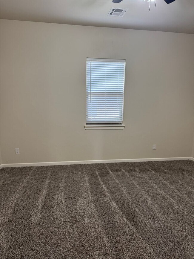 Building Photo - Charming 2 bed/2 bath in gated community The Enclave!