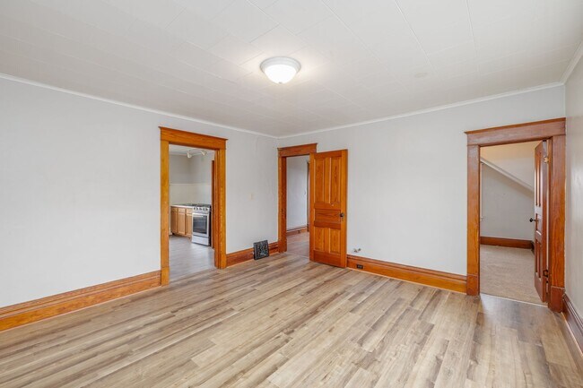 Building Photo - 132 W 14th Ave