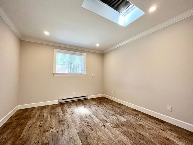 Building Photo - Stunning 1-Bed, 1-Bath with Private Entrance/Parking - UTILITIES INCLUDED!