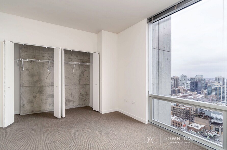 Building Photo - 859 N La Salle Dr