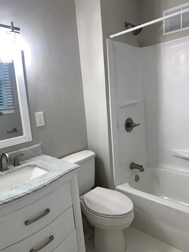 Building Photo - 3626 Admiral Dr