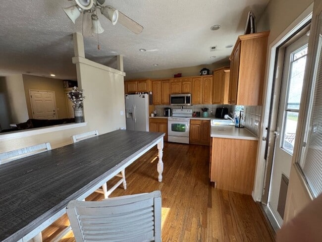 Building Photo - Bright & Spacious 2-Bed Townhome in great neighborhood with attached 2-car Garage!