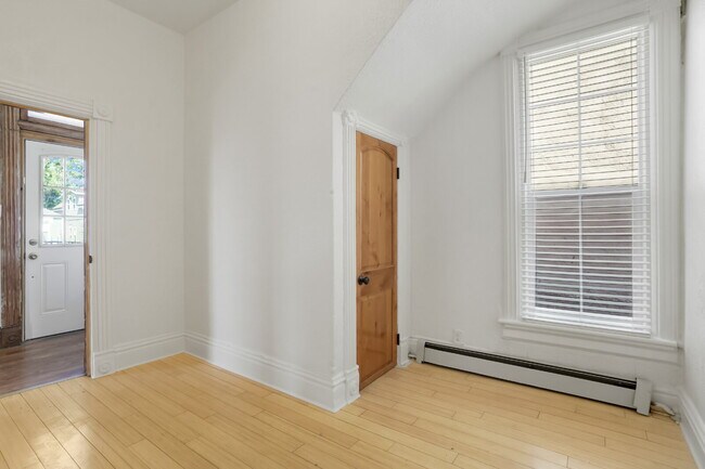 Building Photo - Historic 2 Bed / 1 Bath Townhome near Down...