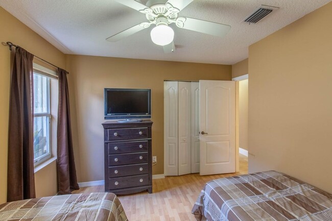 Building Photo - 10746 Oak Bend Way