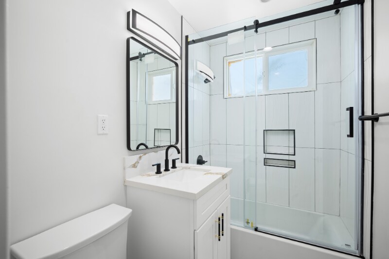 Building Photo - 623 E Chevy Chase Dr