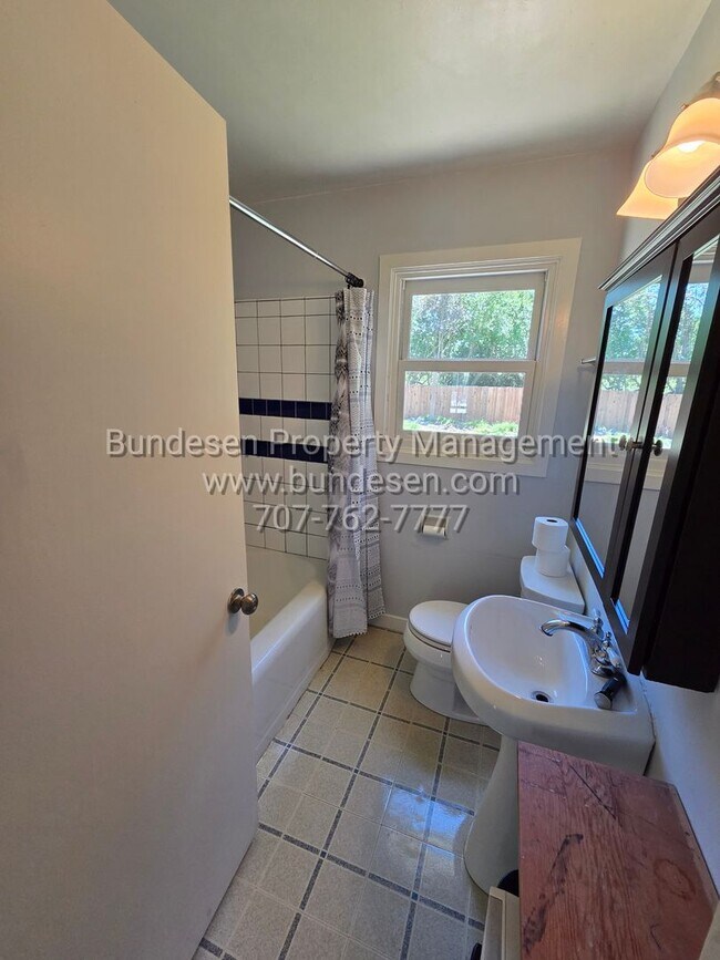 Building Photo - Beautiful 2 bedroom, 1 bath in the desirable Montgomery Village neighborhood - Santa Rosa