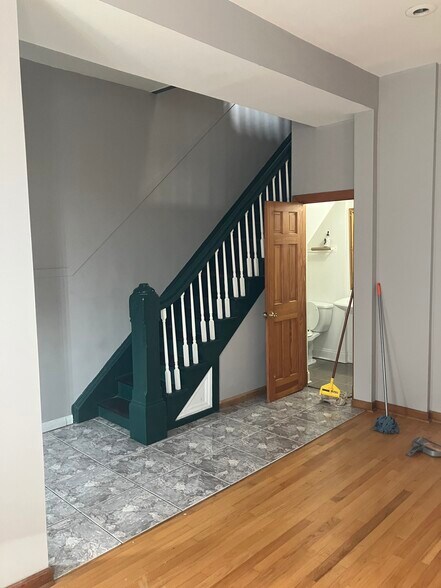 Building Photo - 2438 W Flournoy St