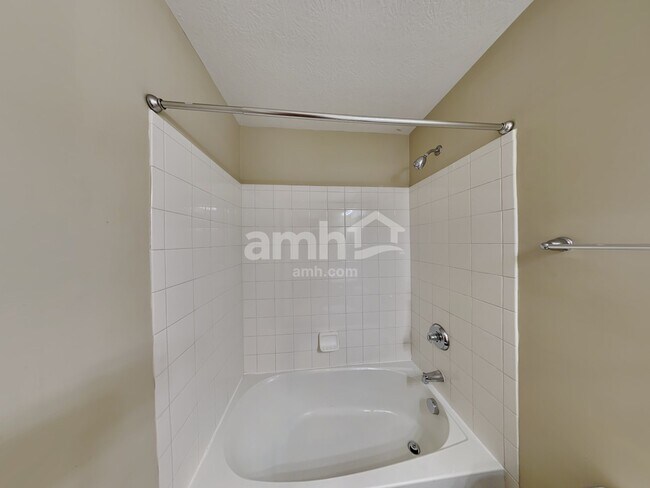 Building Photo - 490 Hemhill Dr