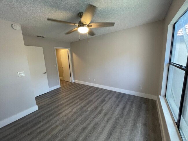 Building Photo - ANNUAL RENTAL - OASIS- 1 BED/1BATH