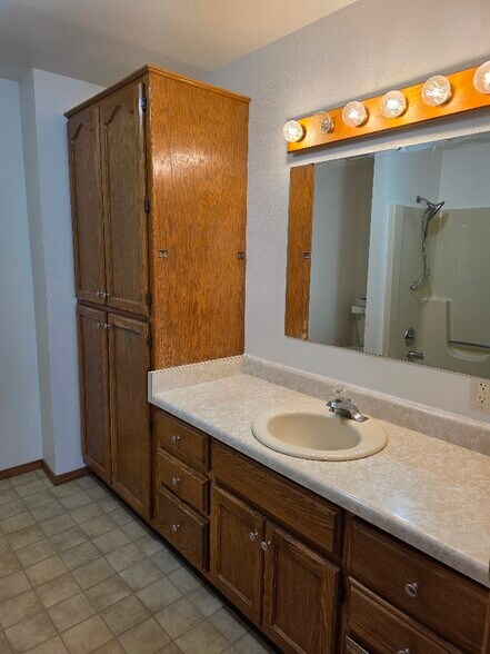 Building Photo - 722 Goldfinch Ln