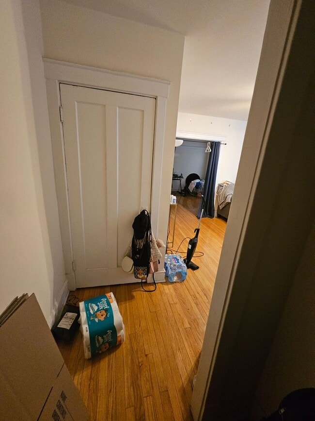 Building Photo - Lovely and Very Large Ravenswood Manor 1 BR