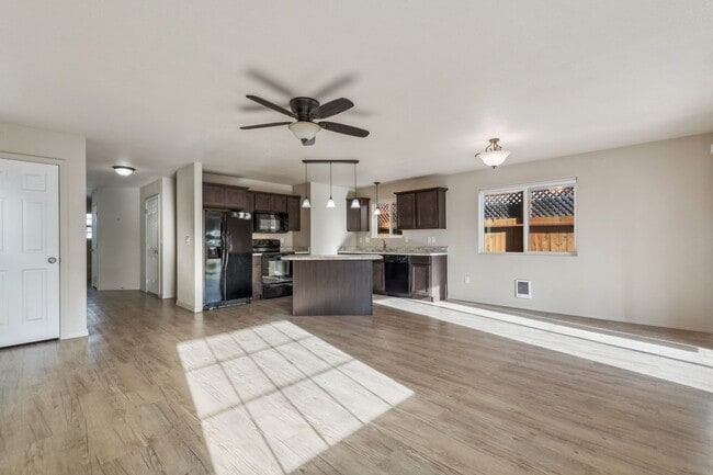 Building Photo - Adorable 3 bedroom. 2.5 bathTownhome in Columbia Falls