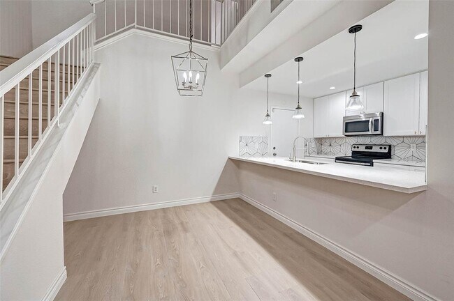 Building Photo - 1112 Bering Dr