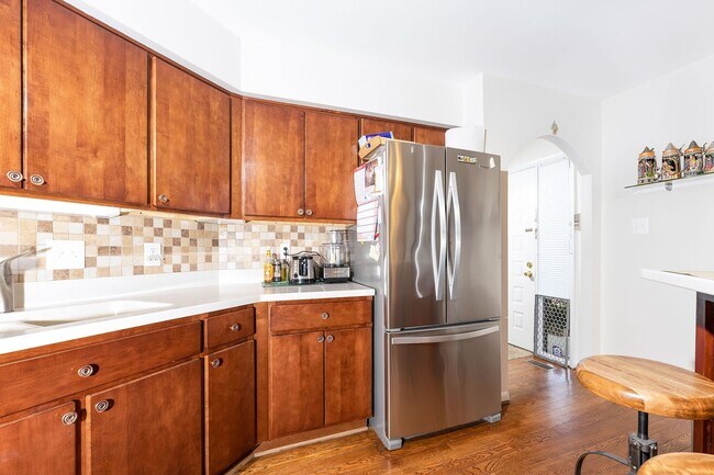 Building Photo - Stunning 4 Bedroom 3 and a Half Bath Bethe...