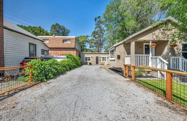 Building Photo - Beautifully Remodeled 1 Bed / 1 Bath in Midtown - Available 6/15!