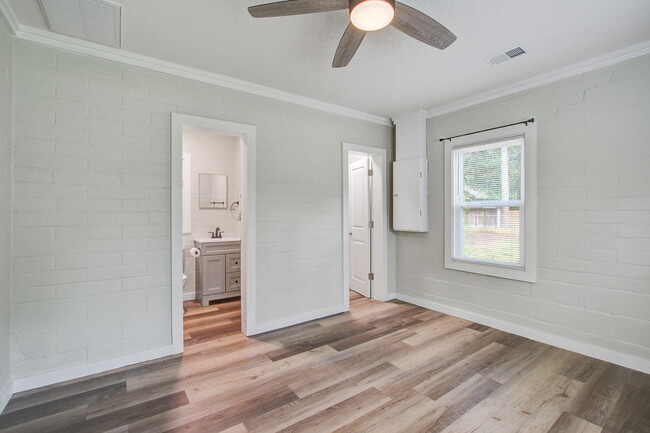 Building Photo - 118 Klein St