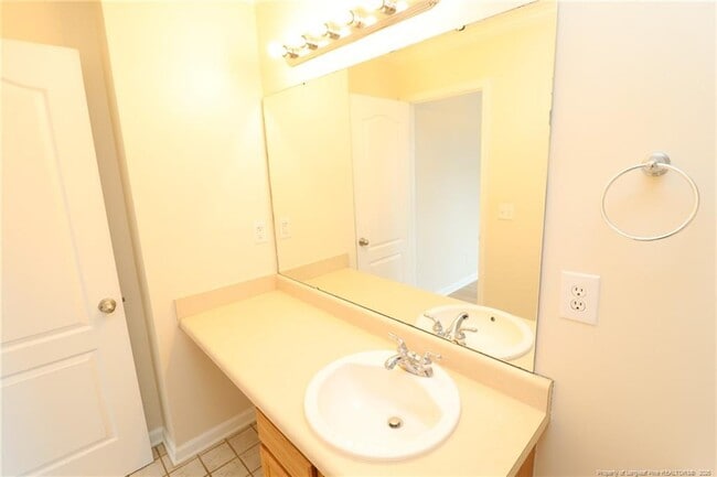 Building Photo - 240 Trayesan Dr