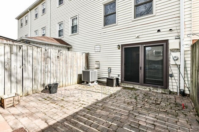 Building Photo - 306 S Wayne St