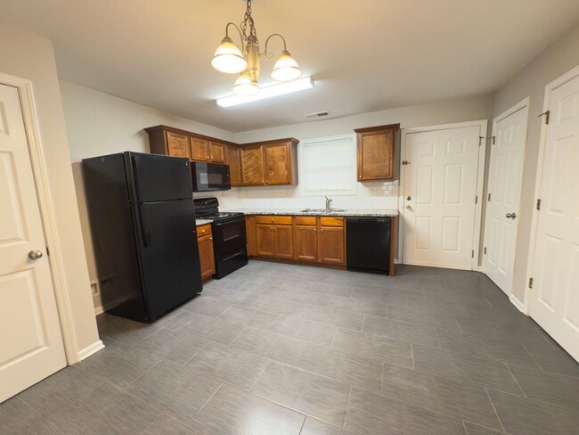 Building Photo - Fantastic 2 bedroom 2.5 bath townhome in a great location!