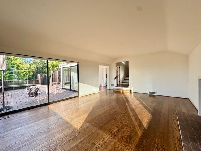 Building Photo - Hawthorne Hills Home