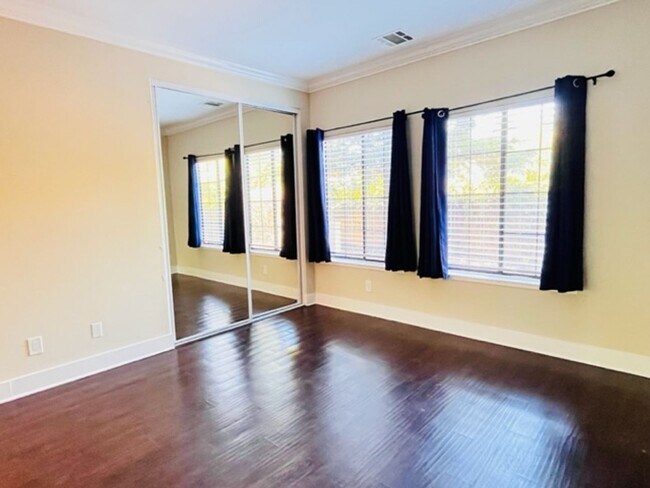Building Photo - Beautiful, Lower-Level 2BD/2BA, Corner Con...