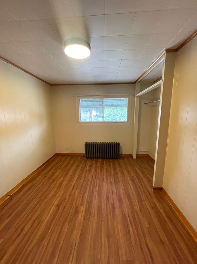 Building Photo - Renovated 3 bed 1 bath with River views fr...