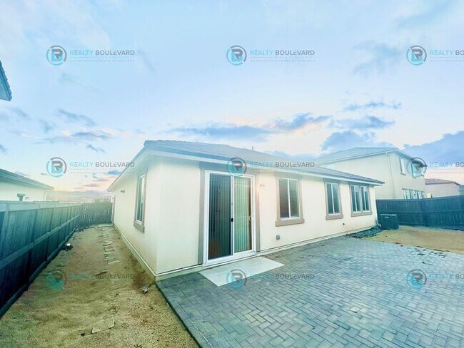 Building Photo - Beautiful 4 Bedroom, 2 Bathroom, 2 car garage, Single Story Home