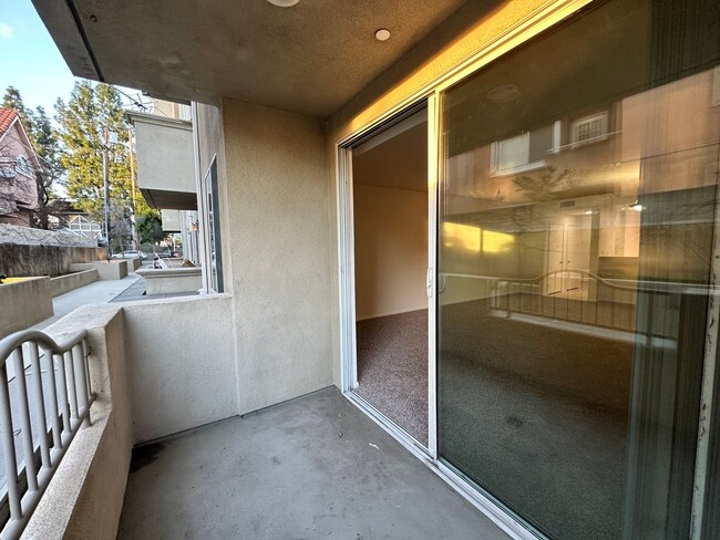 Building Photo - Spacious 2bed2bath Newly Renovated condo, Ready got Move In! adjacent to Warner Center/Woodland H...