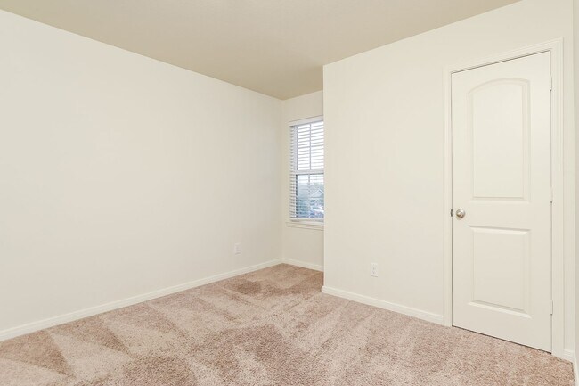 Building Photo - 3 Bedroom Ready for Immediate Move In!