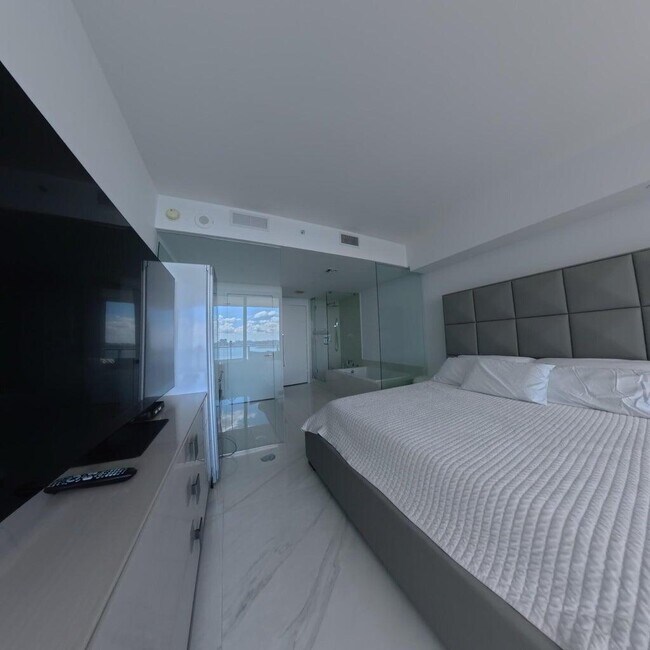 Building Photo - 650 NE 32nd St