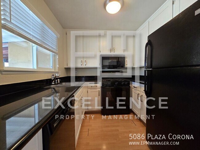 Building Photo - 5086 Plaza Corona