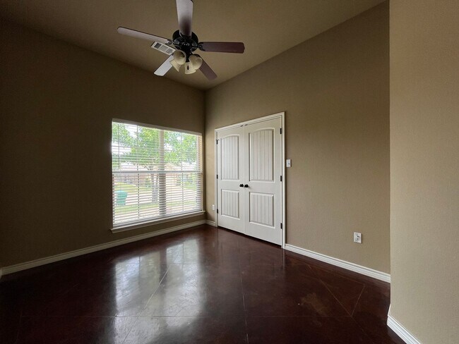 Building Photo - Single Family Home:  4 bedroom, 2 bath