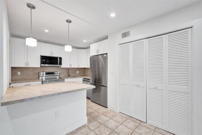 Building Photo - 4040 N Hills Dr