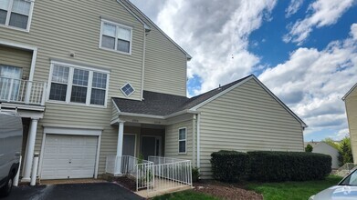 Building Photo - Fabulous 2/2 plus Den and Garage