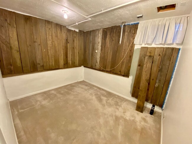 Building Photo - Spacious Milwaukie Studio