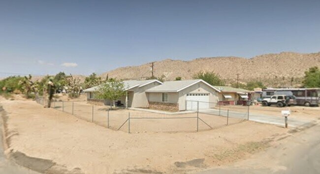 Building Photo - Move in special! 3 bedroom corner home close to Boy and Girls Club!