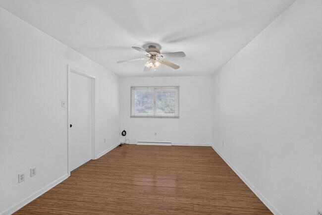 Building Photo - 2205 Country Club Dr